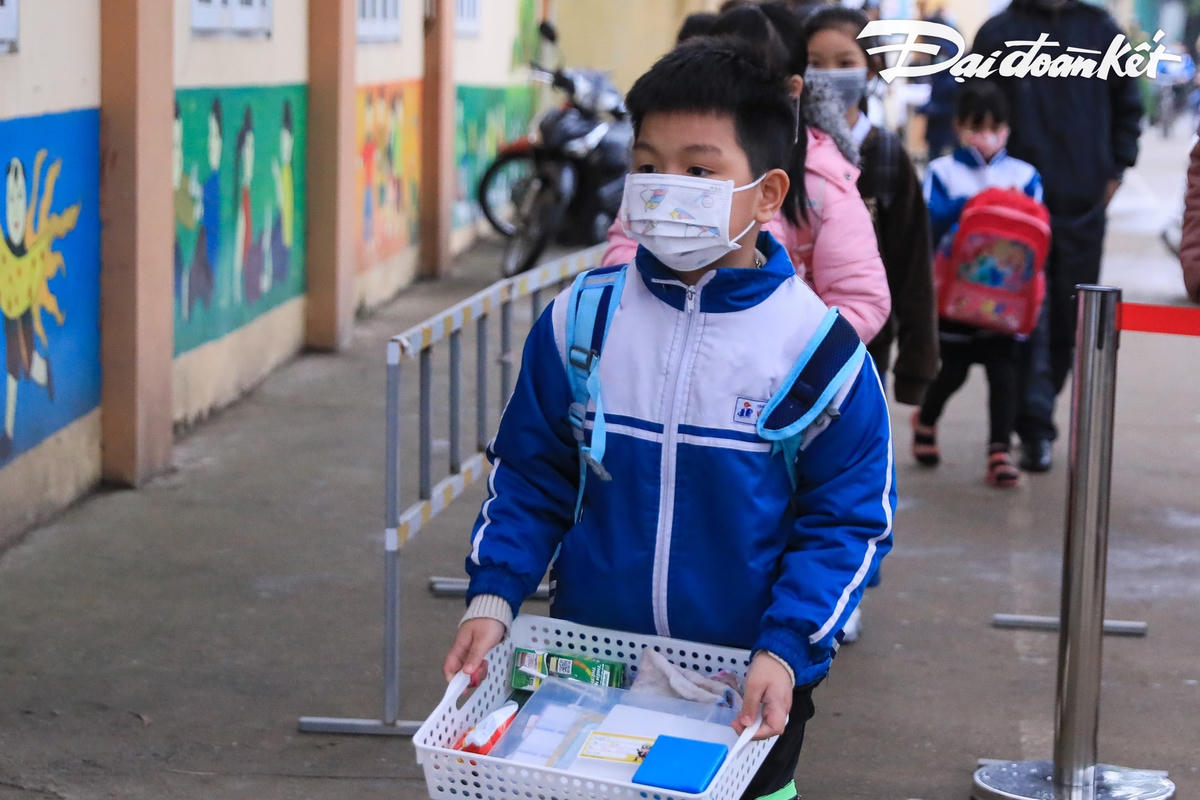 Các em học sinh được hướng dẫn phân làn để chuẩn bị vào trường học.