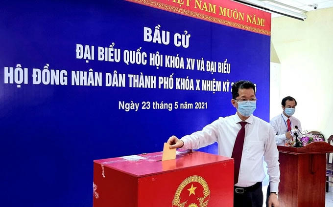 Bí thư Thành ủy Đà Nẵng Nguyễn Văn Quảng bỏ phiếu tại khu vực bỏ phiếu số 1, phường Thạch Thang, quận Hải Châu.