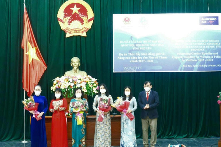 Tặng hoa chúc mừng Ban Chủ nhiệm và Chủ nhiệm danh dự CLB.