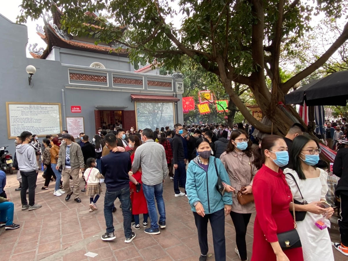 Người dân đổ về Phủ Tây Hồ ngày mùng 1 Tết. Ảnh: Lan Anh.