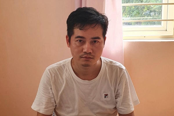 He Xiao Wen tại cơ quan công an.