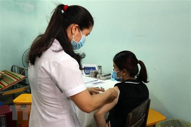 Tiêm vaccine phòng Covid-19 cho người dân Quảng Nam. Ảnh: Trần Tĩnh/TTXVN.  