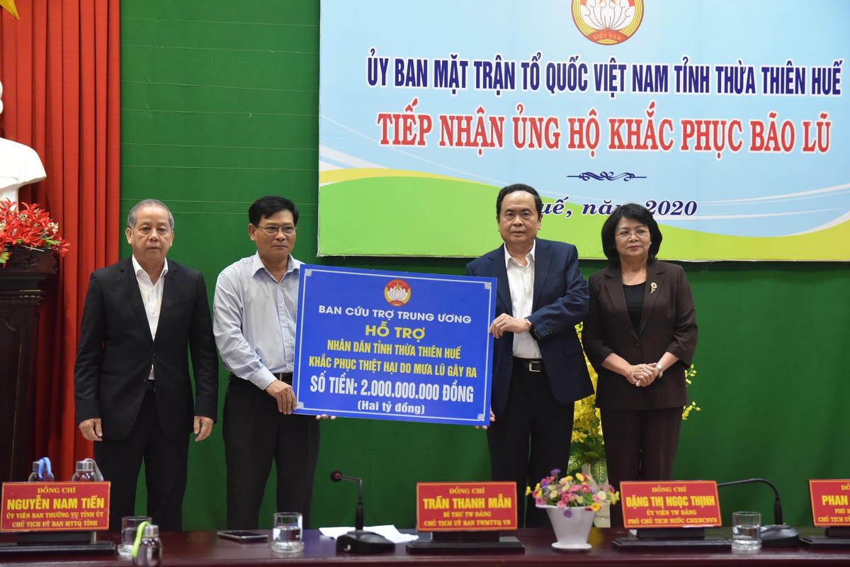 Chủ tịch Trần Thanh Mẫn trao hỗ trợ tỉnh Thừa Thiên - Huế 2 tỷ đồng khắc phục hậu quả thiên tai.