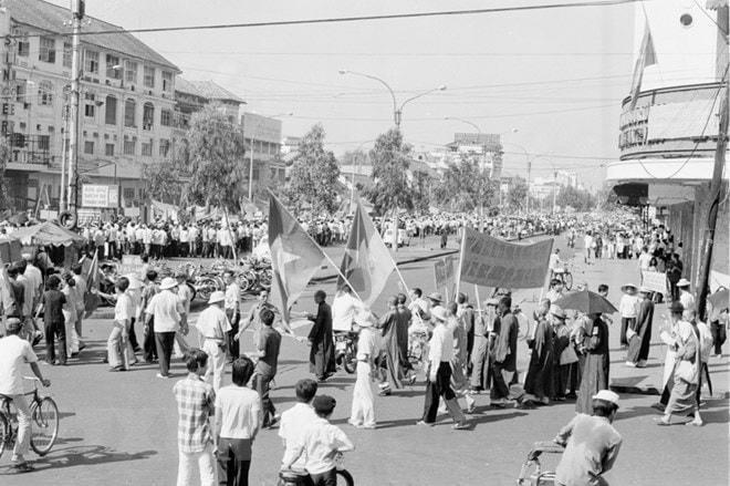 Ngày 23/4/1976, hàng vạn nhân dân Thành phố Hồ Chí Minh mít tinh diễu hành chào mừng ngày bầu cử Quốc hội thống nhất đất nước. (Ảnh: Huy Hoàng/TTXVN).
