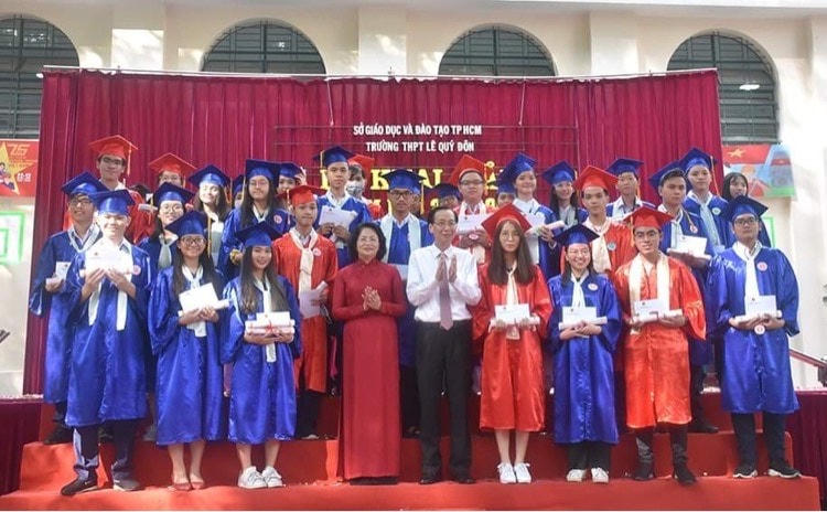 Phó Chủ tịch nước Đặng Thị Ngọc Thịnh chia vui cùng học sinh ở TP HCM.