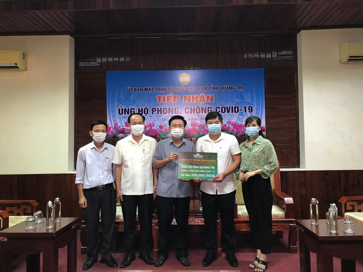 Đại diện Công ty CP Trường Yên Holdings trao số tiền 200 triệu đồng ủng hộ phòng, chống dịch Covid-19 tại tỉnh Quảng Trị.