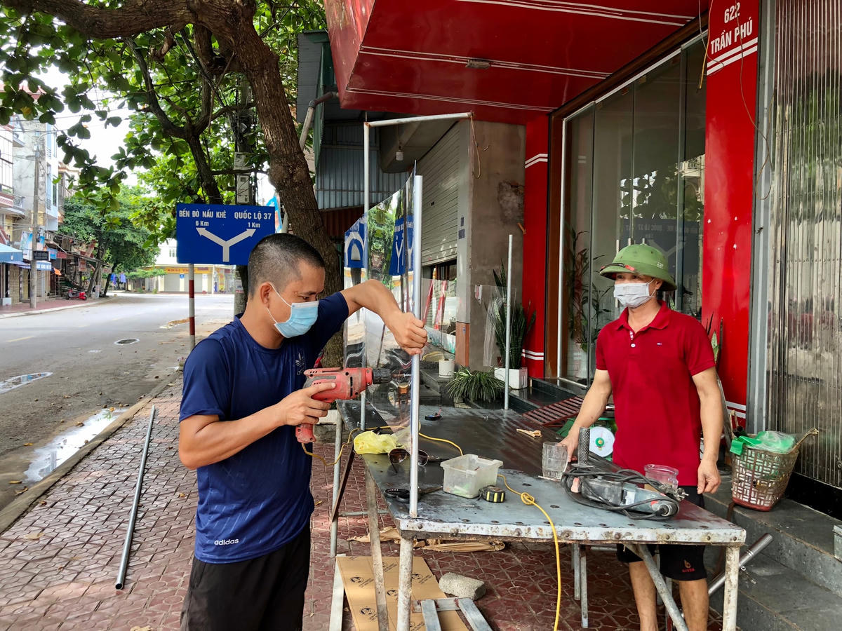 Người dân nghiêm túc thực hiện quy định về khoảng cách tại các cửa hàng nhu yếu phẩm.