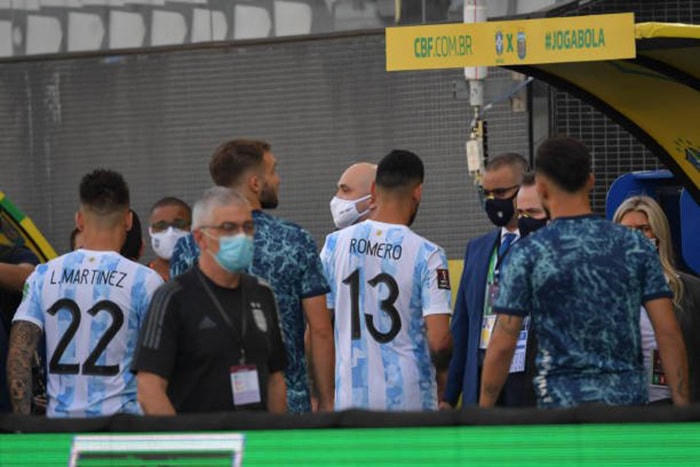 Đại chiến Argentina – Brazil gặp sự cố hy hữu chỉ sau 5 phút khiến Messi nổi giận