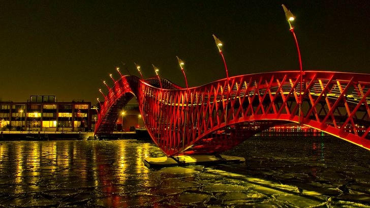 Cầu Python (tên chính thức là Cầu Cao) ở Amsterdam.