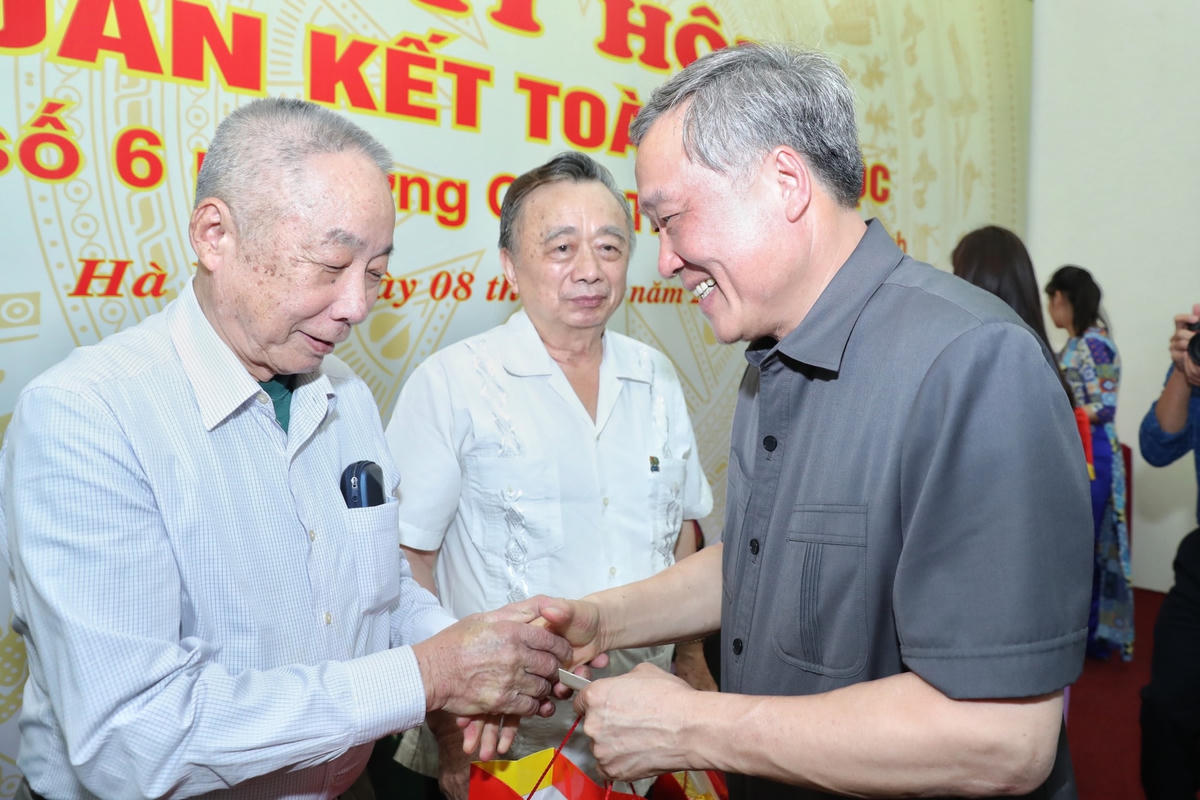 Bí thư Trung ương Đảng Nguyễn Hòa Bình tặng quà cho các cụ cao tuổi trong tổ dân phố số 6.