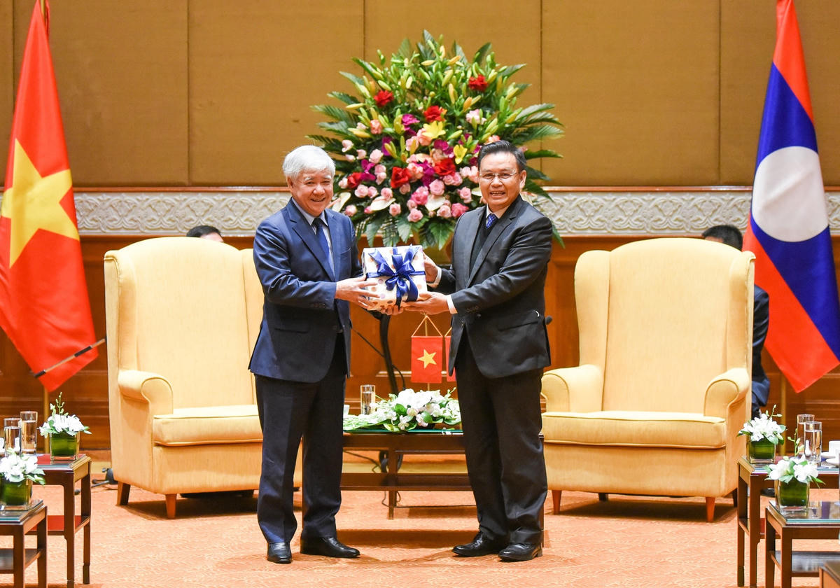 Ông Đỗ Văn Chiến, Bí thư Trung ương Đảng, Chủ tịch UBTƯ MTTQ Việt Nam tặng quà lưu niệm cho ông Saysomphone Phomvihane, Ủy viên Bộ Chính trị Đảng Nhân dân Cách mạng Lào, Chủ tịch Quốc hội CHDCND Lào.