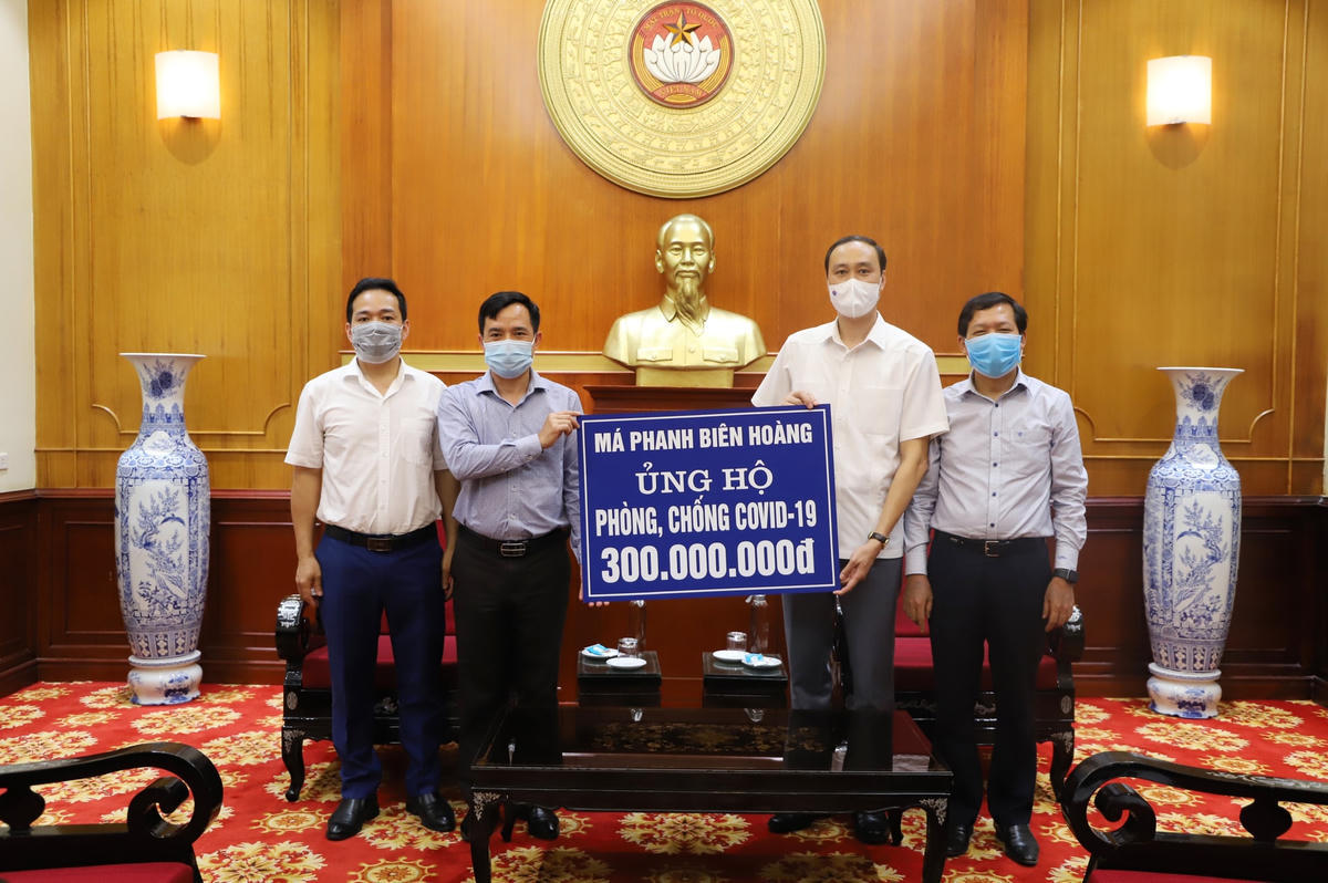 Phó Chủ tịch UBTƯ MTTQ Việt Nam Phùng Khánh Tài đánh giá cao tấm lòng của cơ sở kinh doanh Má phanh Biên Hoàng khi chủ động chuyển tiền đến tài khoản ngân hàng của UBTƯ MTTQ Việt Nam.