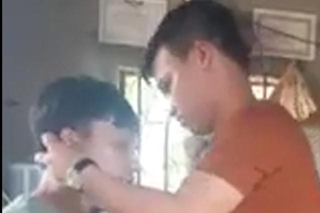 N. là sinh viên học viện âm nhạc nhưng tự nhận được "cõi trên nhập" nên có thể chữa bệnh câm điếc (Ảnh cắt từ clip).  