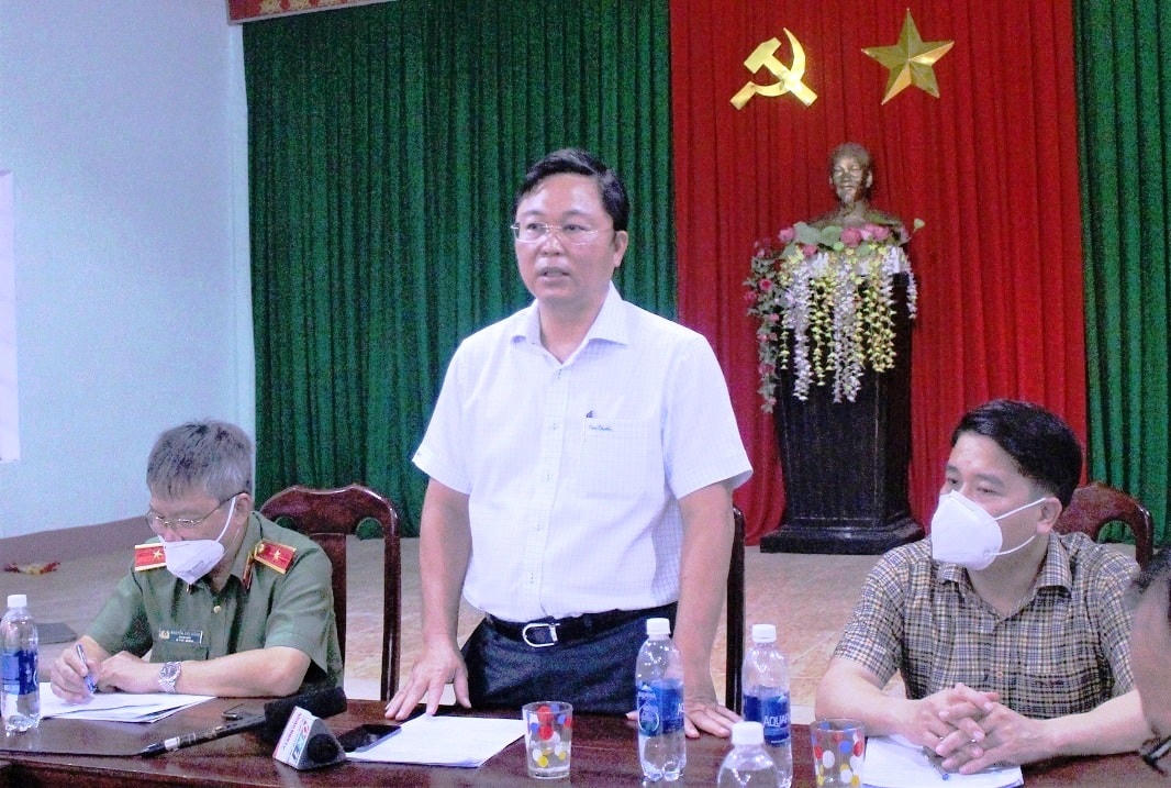 Chủ tịch UBND tỉnh Lê Trí Thanh chỉ đạo tại cuộc họp.