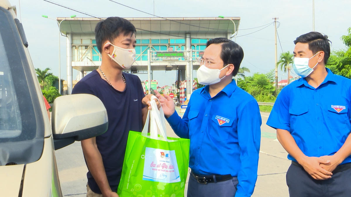 Trung ương Đoàn thăm, động viên lực lượng trực chốt kiểm soát y tế tại Thường Tín và trao tặng 500 suất quà cho lái xe đường dài