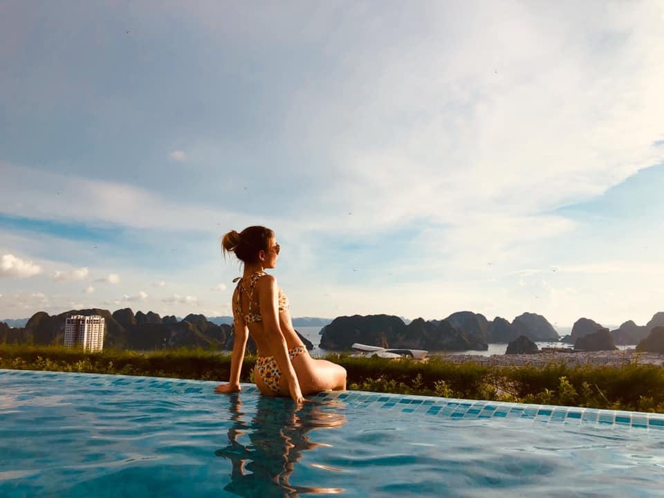 Từ bể bơi vô cực FLC Hạ Long, bạn có thể ngắm trọn vẻ đẹp của phong cảnh Vịnh (Ảnh: Chi Tran).