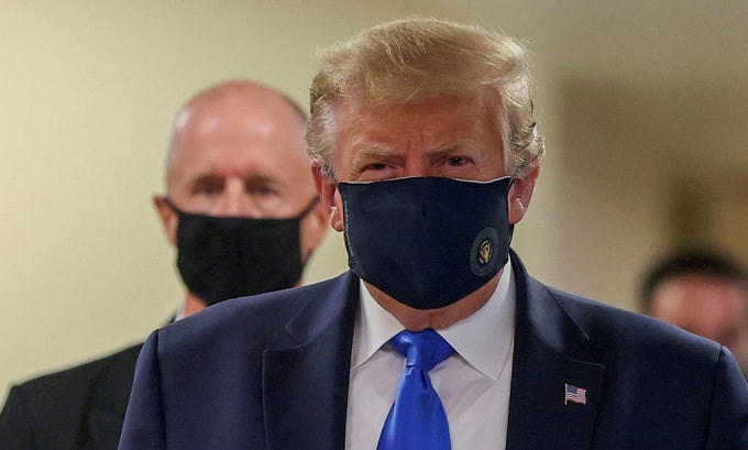 Trump đeo khẩu trang khi thăm Trung tâm Y tế Quân đội Quốc gia Walter Reed hôm 11/7. Ảnh: Reuters.