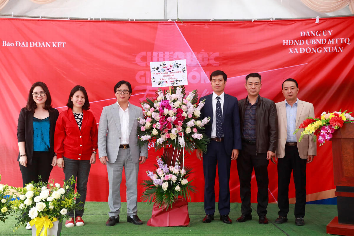 Phó Tổng biên tập phụ trách Lê Anh Đạt nhận lẵng hoa chúc mừng từ lãnh đạo huyện Sóc Sơn. Ảnh: Quang Vinh.