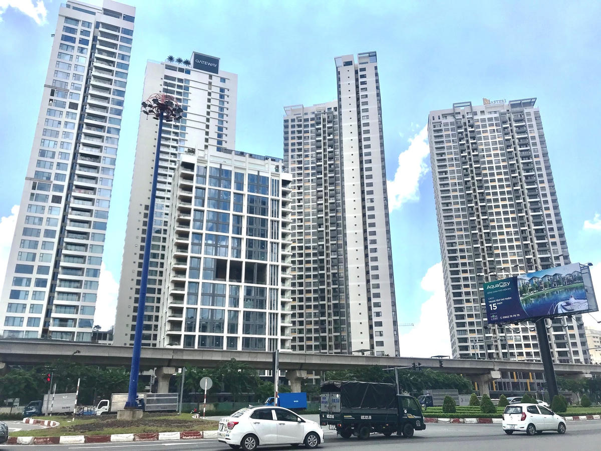 Căn hộ hạng sang ở TPHCM nhiều, trong khi các dự án nhà cho người thu nhập thấp khan hiếm.