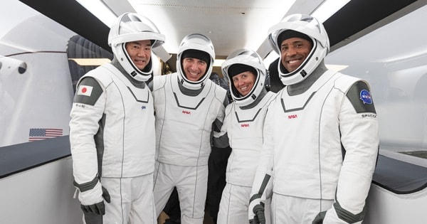 Tàu SpaceX đưa 4 phi hành gia trên ISS trở về Trái Đất
