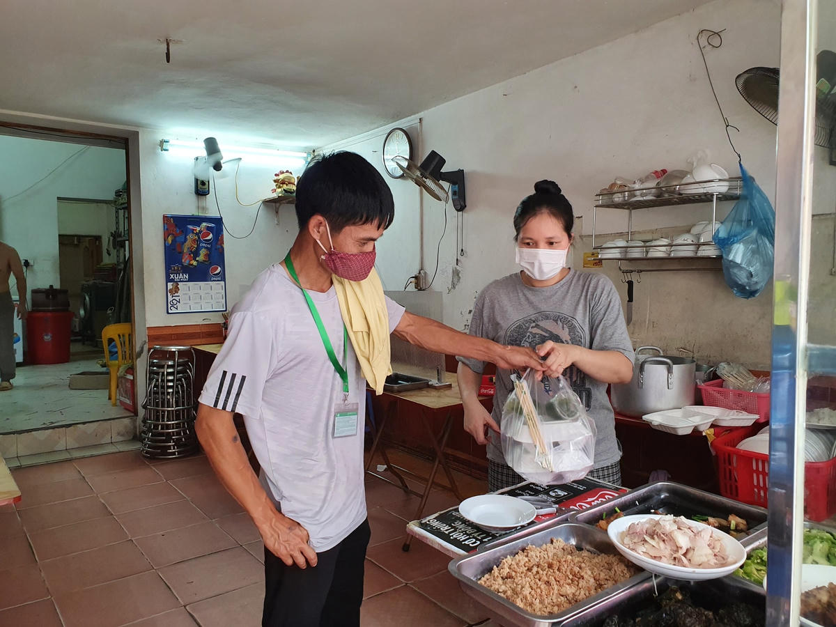 Cả người mua và người bán đều đeo khẩu trang...
