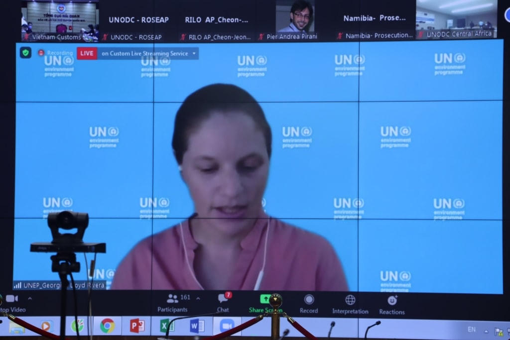 Bà Georgina Lloyd, điều phối viên của UNEP dẫn chương trình tại Lễ trao giải.