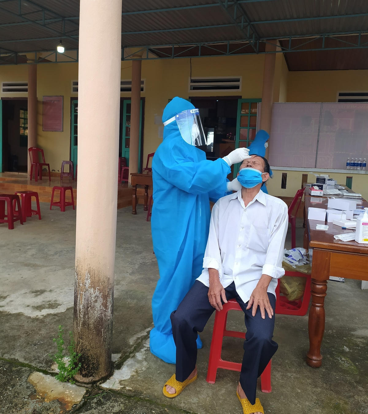 Nhân viên y tế Quảng Nam đang lấy mẫu xét nghiệm Covid-19.