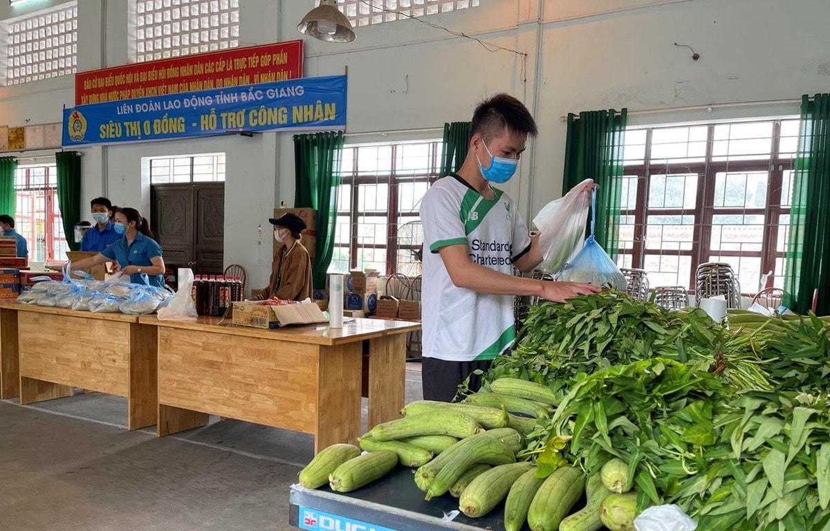 “Siêu thị 0 đồng” hỗ trợ công nhân vùng dịch ở Bắc Giang. Ảnh: TTXVN.