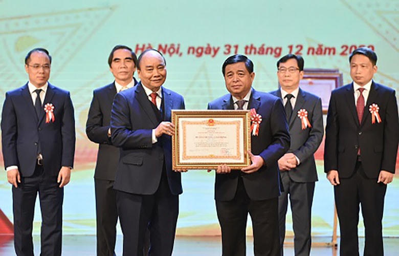 Thủ tướng trao Huân chương Lao động hạng Nhất cho Bộ trưởng Nguyễn Chí Dũng - Ảnh: VGP/Quang Hiếu.  