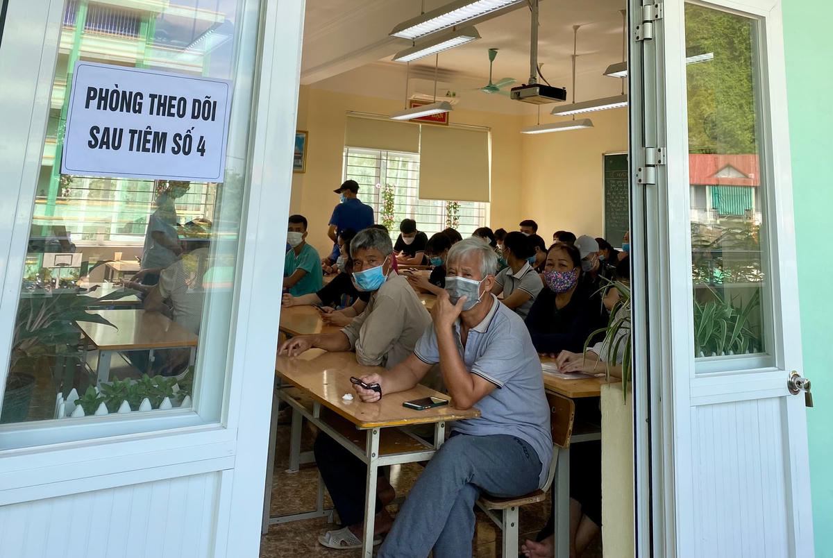 Người dân ngồi trong phòng theo dõi sau tiêm trong vòng 30 phút dưới sự giám sát của các cán bộ, nhân viên y tế để kịp thời phát hiện, xử lý các trường hợp bất thường.