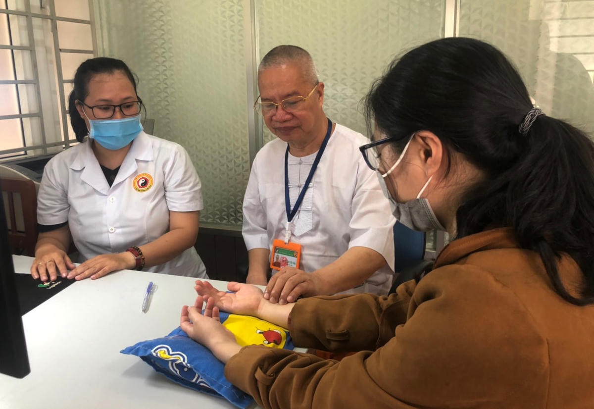 Hoà thượng Thích Tuệ Tâm (giữa) khám cho bệnh nhân.