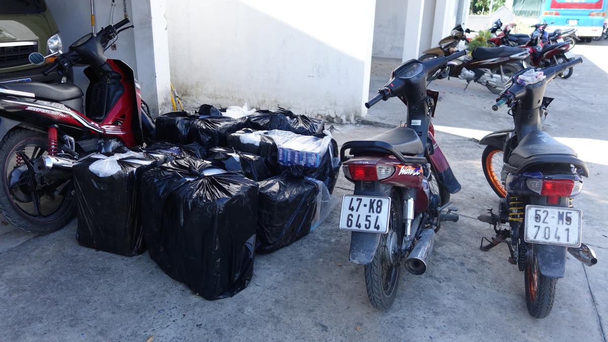 Phương tiện các đối tượng bỏ lại và 4.000 gói thuốc lá lậu hiện đang bị Công an An Giang tạm giữ xử lý theo quy định.