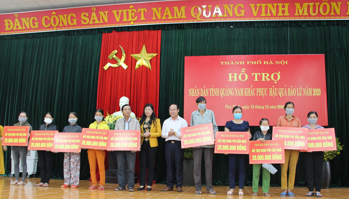 Lãnh đạo TP Hà Nội chia sẻ với bà con huyện Phú Ninh về thiệt hại do thiên tai gây ra.