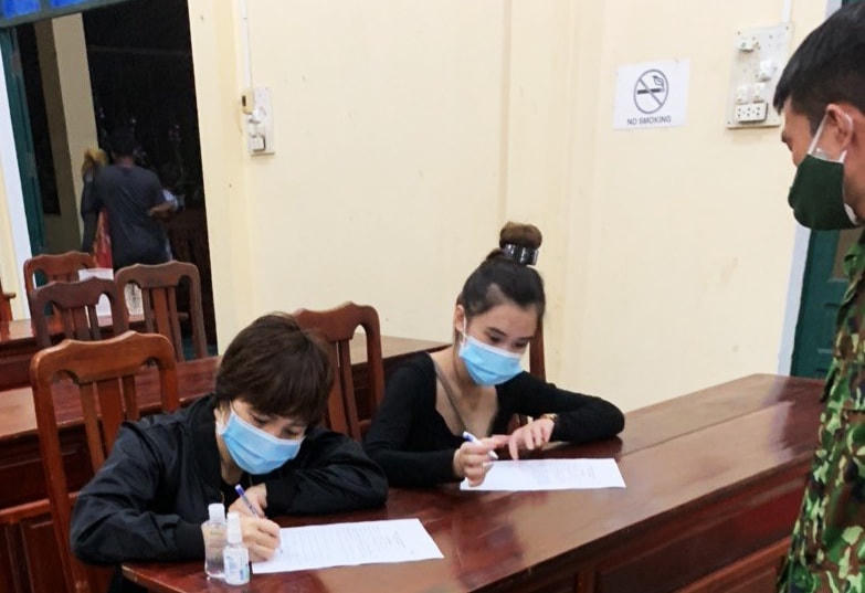Lực lượng biên phòng Gành Dầu xử lý các đối tượng nhập cảnh trái phép.