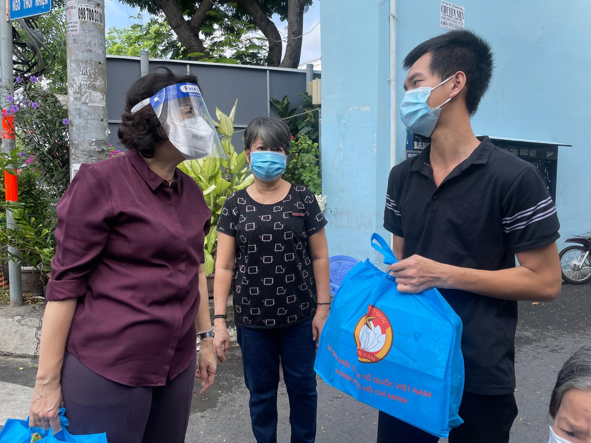 Lãnh đạo Ủy ban MTTQ Việt Nam thành phố Hồ Chí Minh thăm tặng quà các hộ nghèo trên địa bàn.