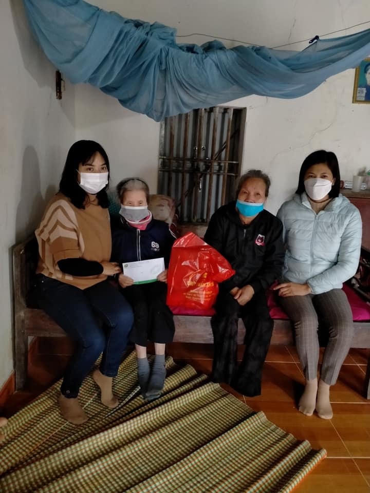 [ẢNH] Vụ Bản, Nam Định: Trước Tết, Hội phụ nữ tìm đến các cụ già neo đơn 
