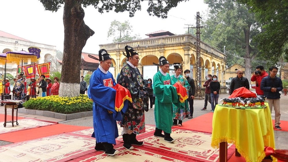 Sau đó, các quan sẽ dâng những mô hình trâu nhỏ lên cho vua ngự lãm. (Ảnh: Vietnam+).