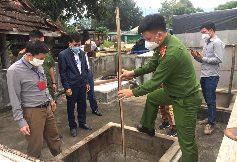 Cơ quan chức năng huyện Quế Phong kiểm tra kho chứa của một cửa hàng treo biển "hết xăng".