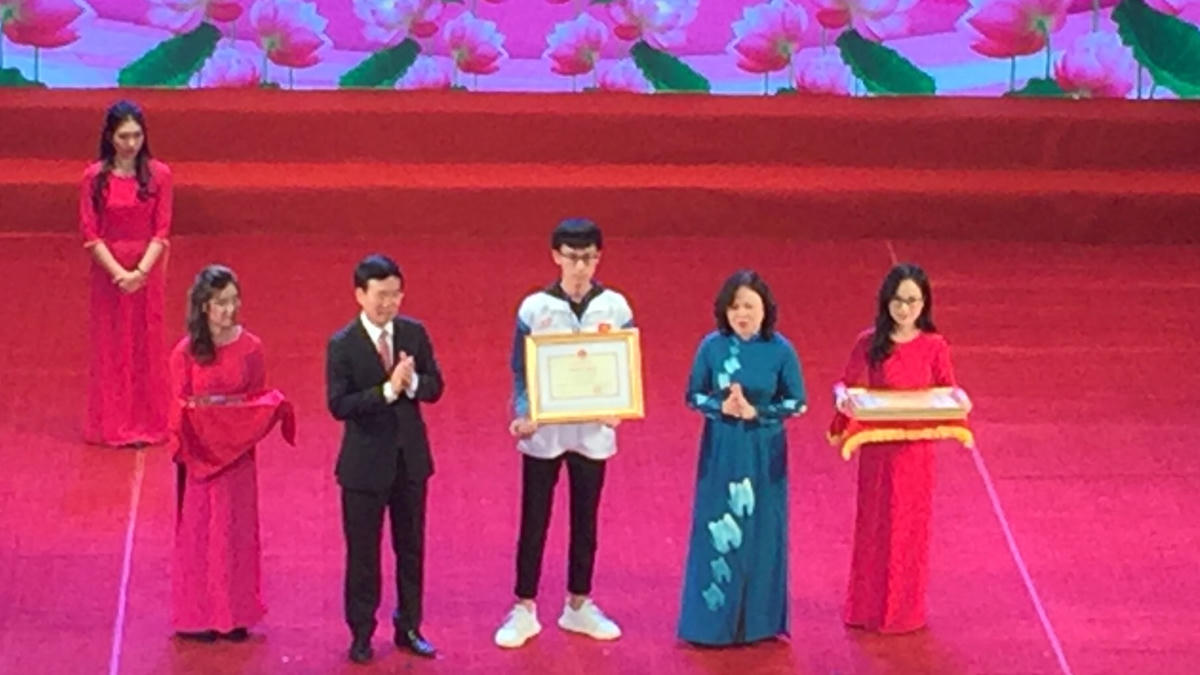 Trưởng Ban Tuyên giáo Trung ương Võ Văn Thưởng và Thứ trưởng Bộ GD&ĐT Ngô Thị Minh trao giải Nhì cho em Phạm Thành Đạt.