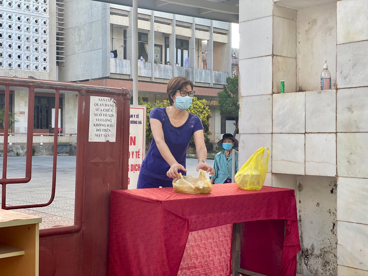 Để đảm bảo phòng, chống dịch, người nhà và người bệnh khi có mặt để nhận bánh mì đều tuân thủ đeo khẩu trang và giữ khoảng cách.