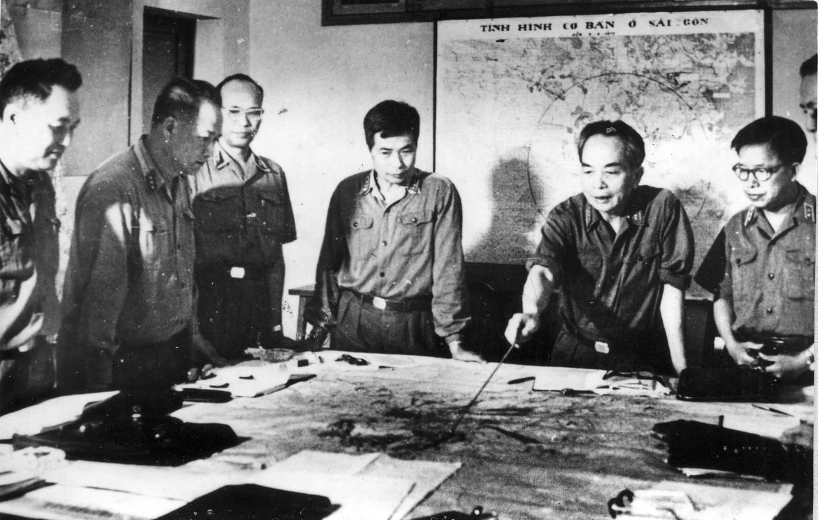 Tại Tổng Hành dinh Đại tướng Võ Nguyên Giáp cùng các đồng chí trong Quân ủy Trung ương theo dõi, nắm bắt từng bước diễn biến rất nhanh của các mặt trận, luôn kịp thời đưa ra những chỉ đạo phù hợp cho các hướng tấn công.