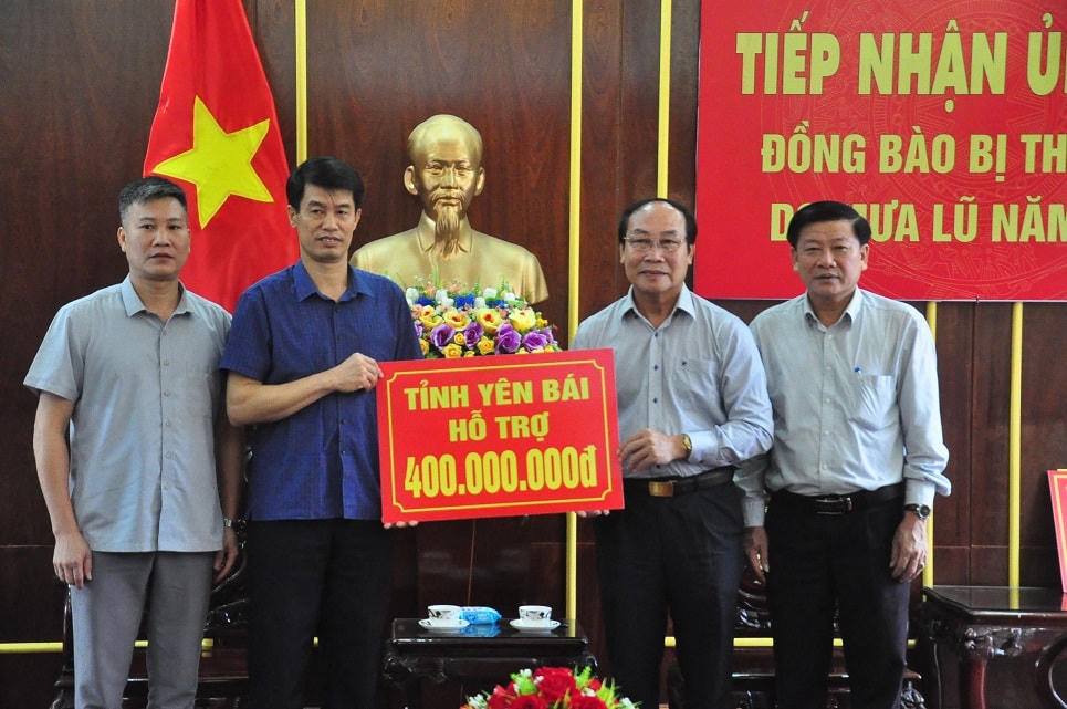Mặt trận tỉnh Quảng Nam tiếp nhận 400 triệu đồng của tỉnh Yên Bái ủng bà con lũ lụt. 