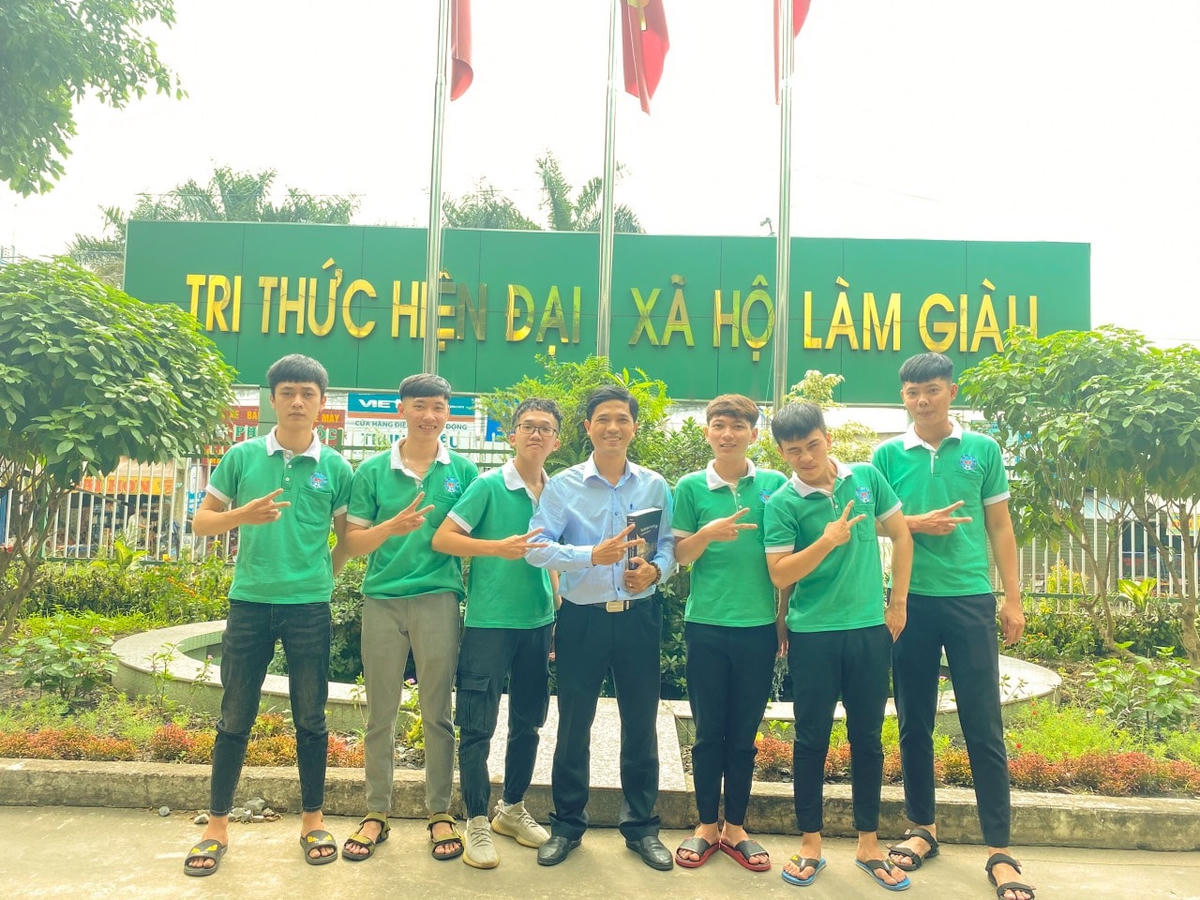Thầy giáo Nguyễn Đăng Quang hiện đang công tác tại trường Đại học Kinh tế - Kỹ Thuật Bình Dương. Ảnh: NVCC.
