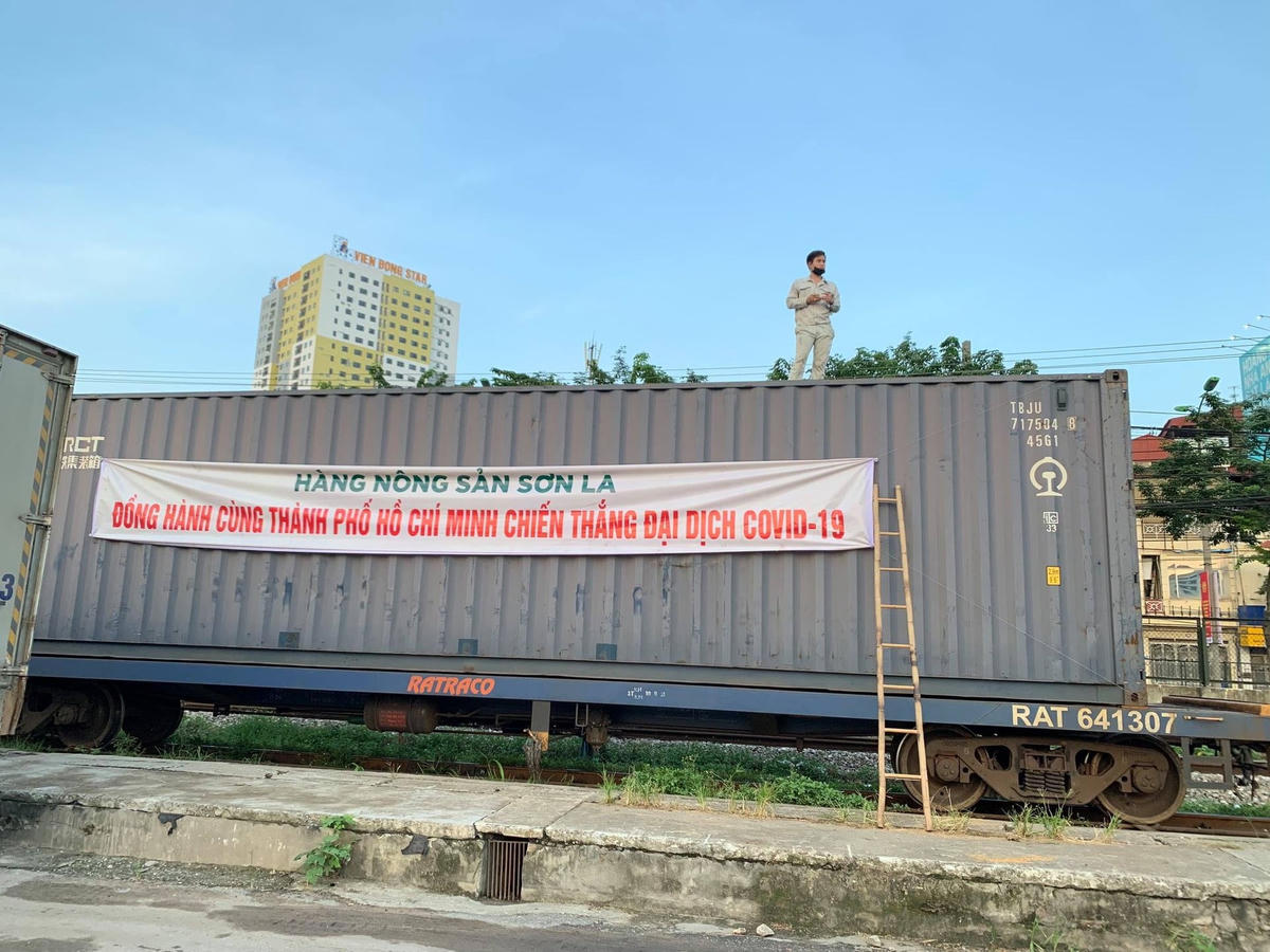 Chuyến tàu chở 105 tấn nông sản đã khởi hành vào Nam.