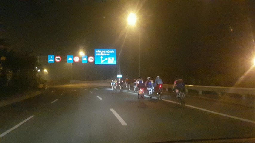 Đoàn xe đạp đua chạy vào làn dành cho ô tô lưu thông với vận tốc 80 km/h. Ảnh: Nam Anh.