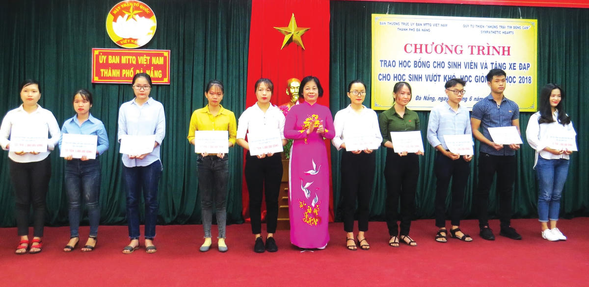 Hàng năm, Ủy ban MTTQ Việt Nam TP Đà Nẵng đều tổ chức trao học bổng cho sinh viên và xe đạp cho học sinh nghèo vượt khó, trong đó có con em đồng bào Cơ Tu của 2 xã miền núi Hòa Bắc, Hòa Phú. Ảnh: Thanh Tùng.