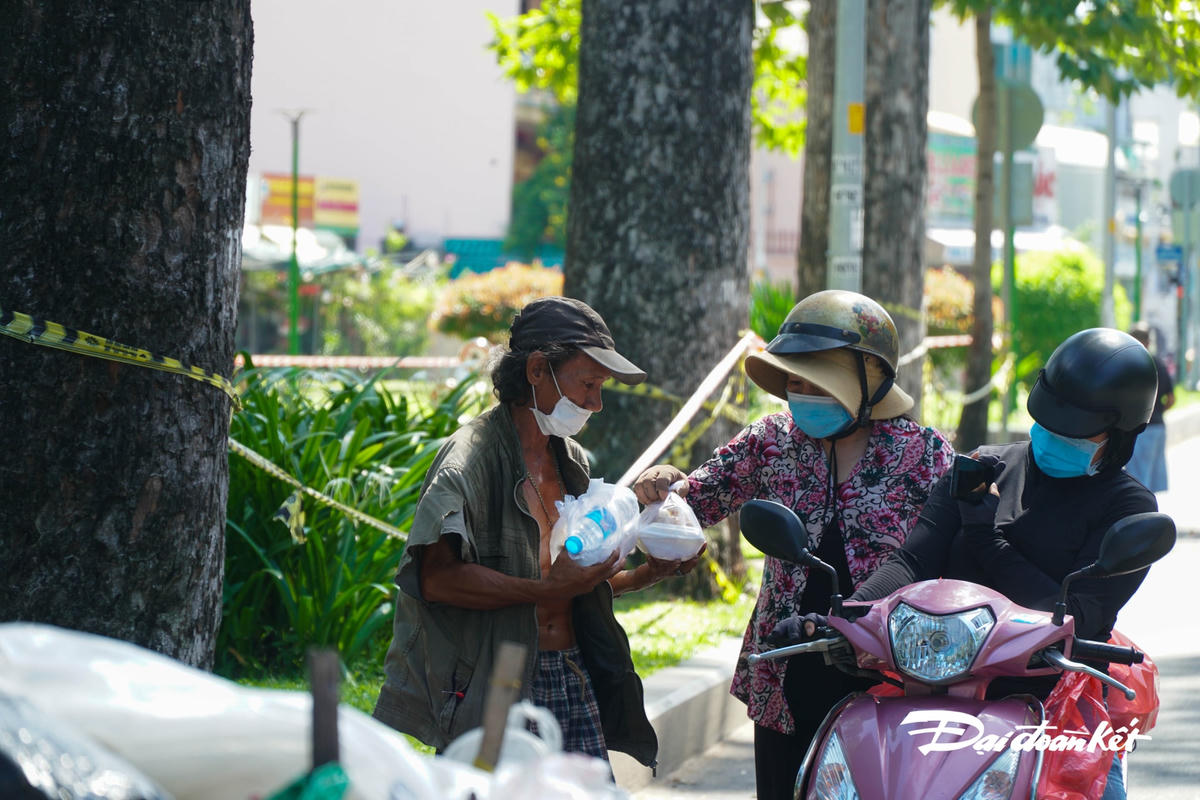 Lo sợ buổi trưa người khó lại không có cơm ăn, nên mỗi lần phát cơm, chị đều hỏi “có muốn lấy 2 phần ko chú”.