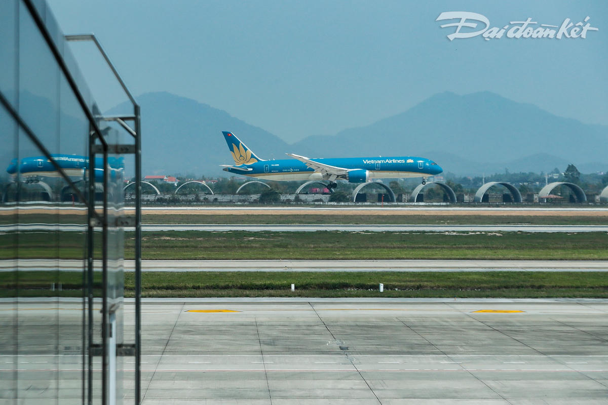 Đúng 11h21 chuyến bay số hiệu VN88 của Hãng hàng không Quốc gia Việt Nam (Vietnam Airlines) đưa 287 công dân Việt Nam hạ cánh an toàn.