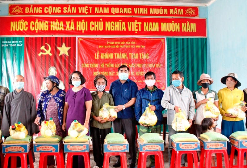 Các đơn vị và địa phương trao quà cho các hộ nghèo xã Krông Nô.
