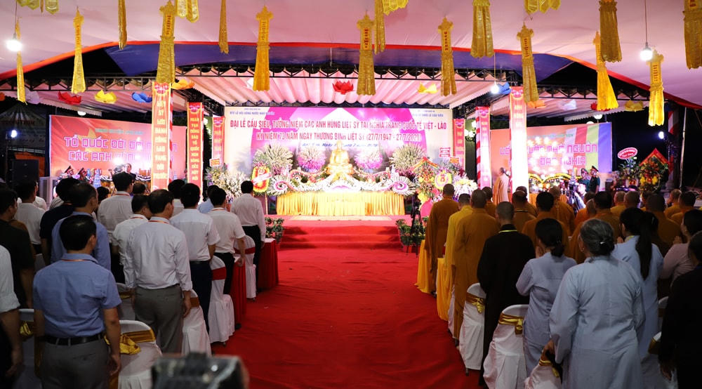 Đông đảo người dân, phật tử, bà con thập phương về dự lễ cầu siêu, tưởng niệm các Anh hùng liệt sĩ.